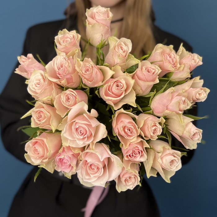 5 кустовых пионовидных роз Минеола в корзине